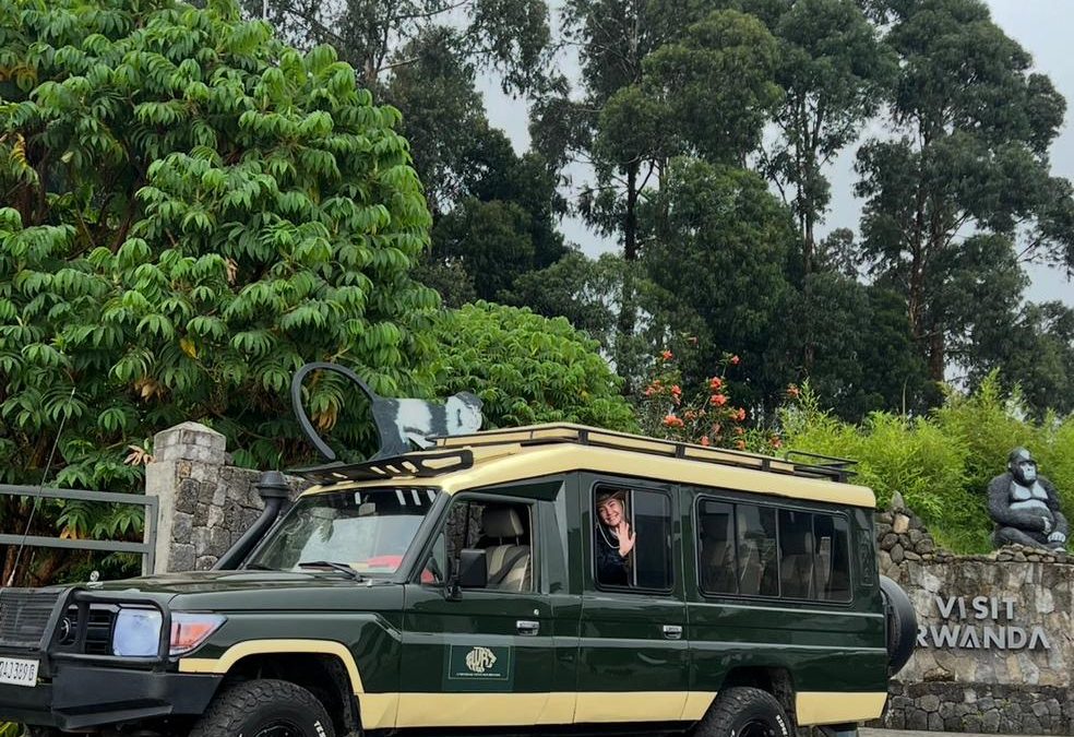 Cheap cross-border Land Cruiser rental between Rwanda and Uganda
